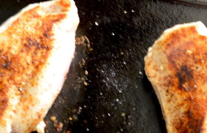 1. Этап. Куриный салат с кукурузой: 2. Разогрейте сковороду и выложите филе, обжаривайте его 10-15 минут.