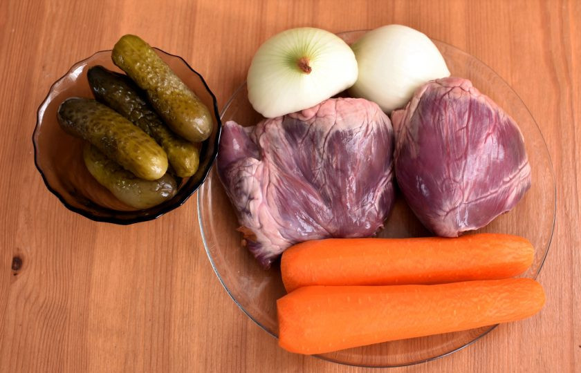 1. Этап. Салат с сердцем, морковью и луком: Подготовьте необходимые ингредиенты. Сердце поставьте вариться с луком и кореньями.