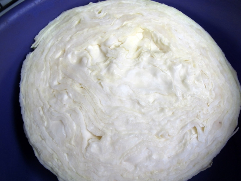 1. Этап. Бомбовая капустка: 1. Очень люблю квашенную капусту, особенно по этому рецепту. Такая бомбовая капустка получается очень вкусной и полезной. Итак, берем небольшой качан капусты, тщательно ее моем и вырезаем кочерыжку.