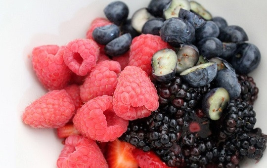 1. Этап. Десерт с фруктами и сливками: 1. Вымойте, обсушите и чуть измельчите ягоды. В данном случае это черника, малина, клубника, ежевика.