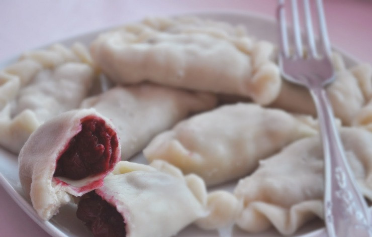 1. Этап. Вареники с вареньем: Часть вареников можно заморозить, а часть кинуть в кипящую воду и варить в течение 8-10 минут. Приятного аппетита!