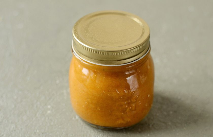 1. Этап. Икра кабачковая (на зиму): Разложите икру по заранее стерилизованным банкам. Закройте крышкой. Укутайте в кухонное полотенце и оставьте так до полного остывания.