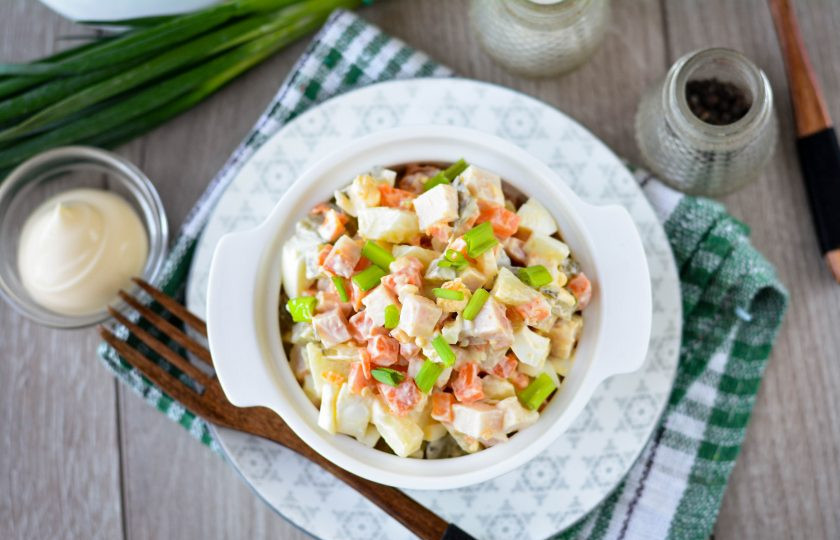 1. Этап. Салат с карбонатом: Дайте салату постоять в холодильнике 15-20 минут, затем подавайте к столу. Приятного аппетита!