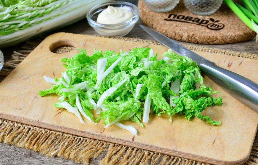 1. Этап. Салат с сыром, крабовыми палочками и пекинской капустой: Пекинскую капусту нашинкуйте тонкими полосками для салата.