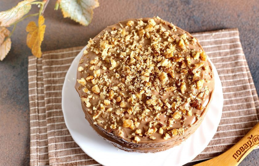 1. Этап. Торт Зебра в микроволновке: Сверху и со всех сторон бисквит можно обмазать кремом. Украшаем по вкусу. У меня рубленые грецкие орехи. Уберите торт в холодильник и дайте ему пропитаться несколько часов. Я убирала на ночь.