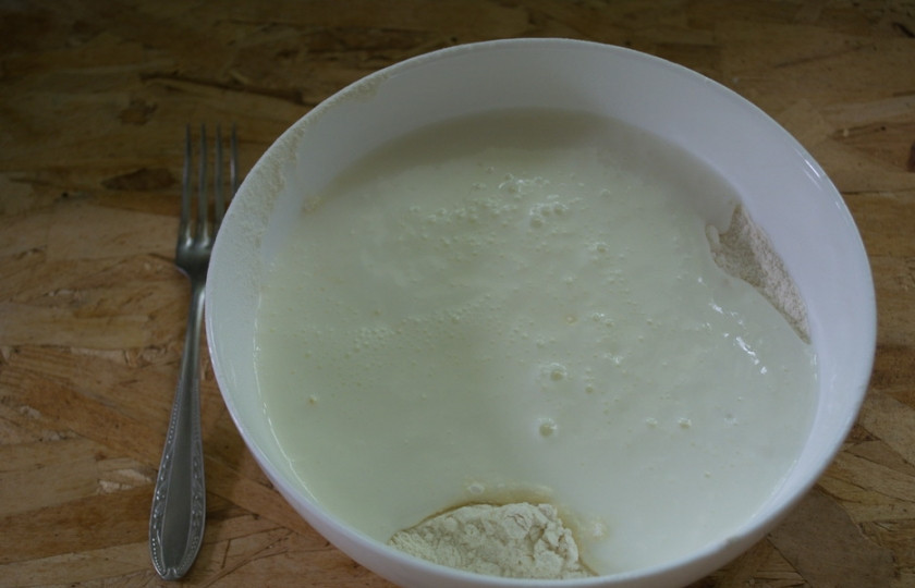 1. Этап. Хычины с сыром и зеленью: Влейте кефир и замесите тесто.