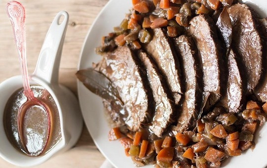 1. Этап. Мясо в красном вине: Из мясного сока, оставшегося в кастрюле, приготовьте густой соус. Подайте его вместе с овощами к мясу. Приятного аппетита!