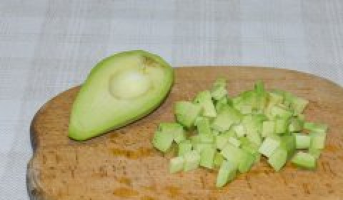 1. Этап. Вегетарианский салат с авокадо: Очистите авокадо, выньте косточку и нарежьте его кубиками.