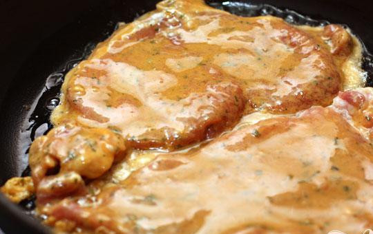 1. Этап. Свиная корейка в соевом кляре: 4. В кляре обмакиваем отбитые куски свинины и выкладываем на горячую сковороду с маслом.