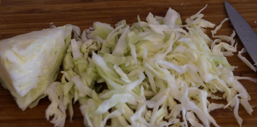 1. Этап. Борщ красный из баранины: 4. Пока овощи обжариваются, мелко шинкуем капусту, и добавим к картошке в бульон.