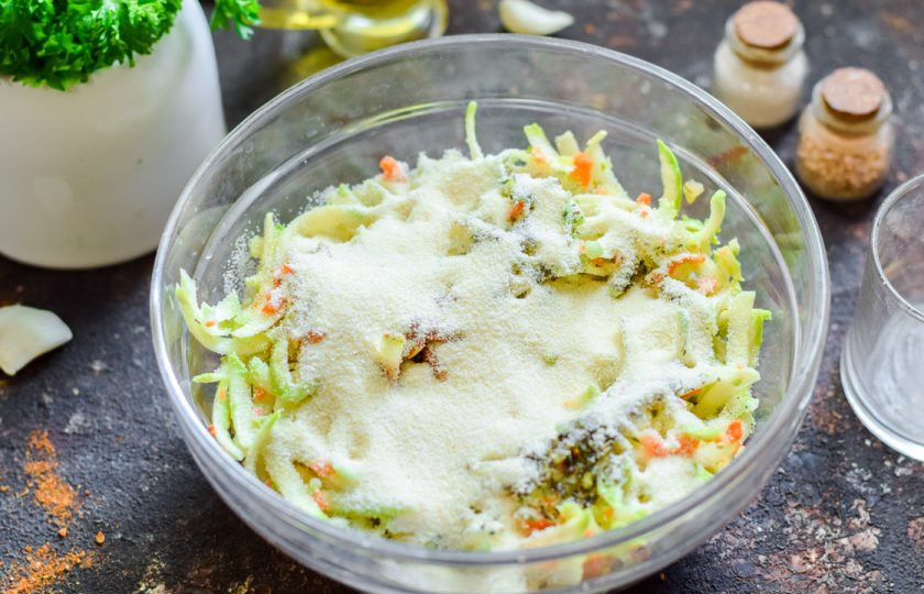 1. Этап. Постный пирог с кабачками: Всыпьте следом манную крупу в миску с овощами.