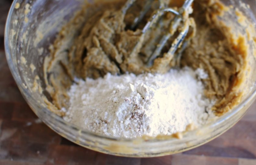 1. Этап. Простое овсяное печенье: Муку, просеянную с солью и разрыхлителем, введите к масляной смеси, вымешайте.