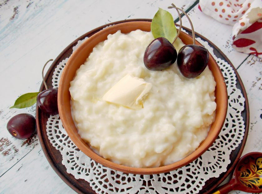 1. Этап. Рисовая каша на сгущенном молоке: Разложите кашу по тарелкам, добавьте сливочное масло и подавайте к столу. Приятного аппетита!