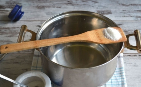 1. Этап. Заготовка березового сока: В чистую кастрюлю переливаем березовый сок и добавляем сахар.