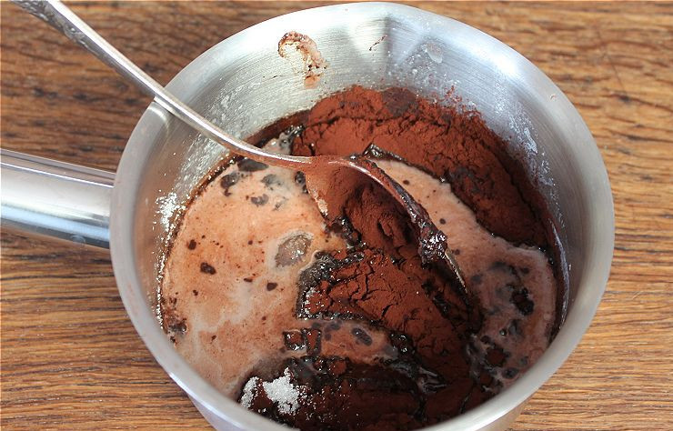 1. Этап. Самое вкусное имбирное печенье: Готовим глазурь. В сотейник насыпаем какао и сахар. Перемешиваем, затем, наливаем сливки и ставим сотейник на огонь.