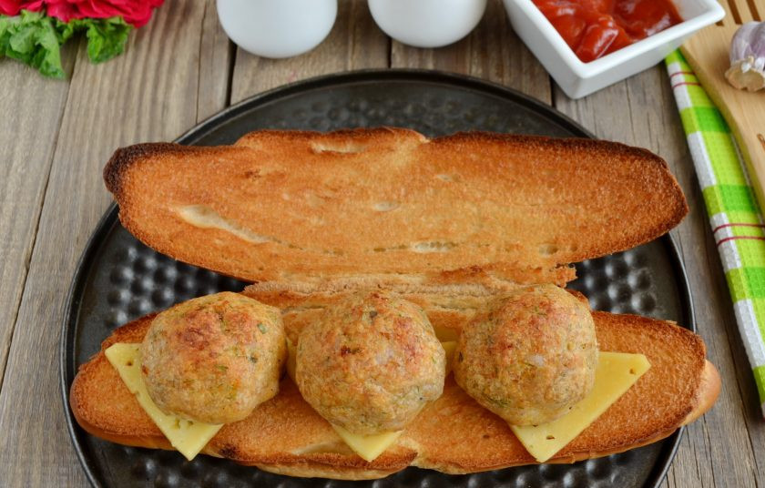 1. Этап. Субмарина с фрикадельками: На сыр положите фрикадельки.