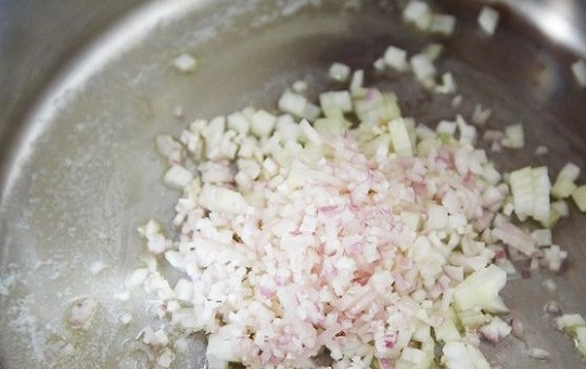 1. Этап. Мидии со сливками: Разогреваем в глубокой сковороде сливочное масло и отправляем мелко нарезанный лук и чеснок. Обжариваем до прозрачности лука.