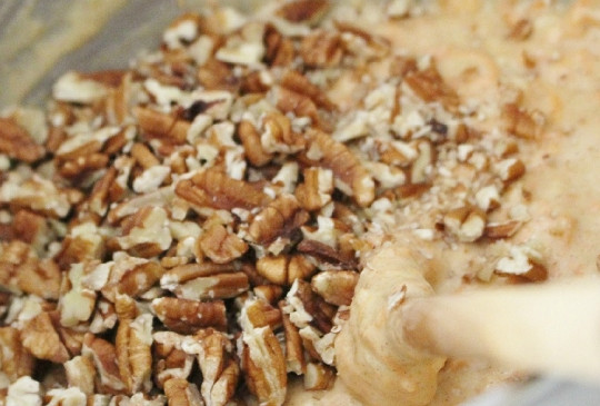 1. Этап. Mорковный тортик: 5. Добавьте орешки и еще раз перемешайте. Все, тесто готово. Разложите его в две жаропрочные формы и отправьте в духовку.