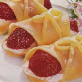 Рулетики из сыра и клубники