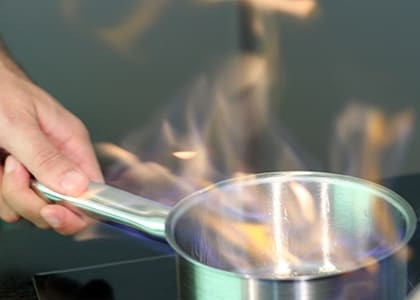 1. Этап. Кролик в горчичном соусе с коньяком: Коньяк подожгите, чтобы выпарился алкоголь. На этом этапе очень аккуратно — пламя может быть сильное!