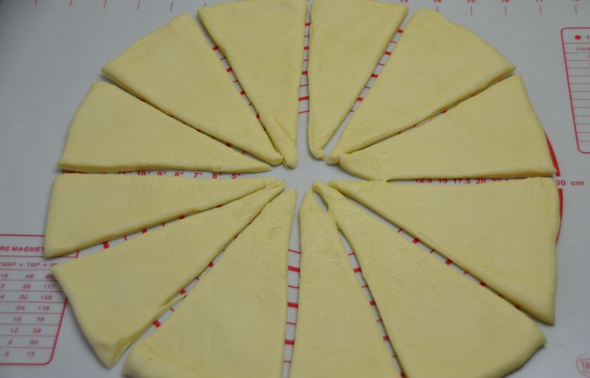 1. Этап. Польские булочки: Раскатайте тесто в пласт толщиной примерно 0,5 см. Нарежьте тесто на 12 секторов.