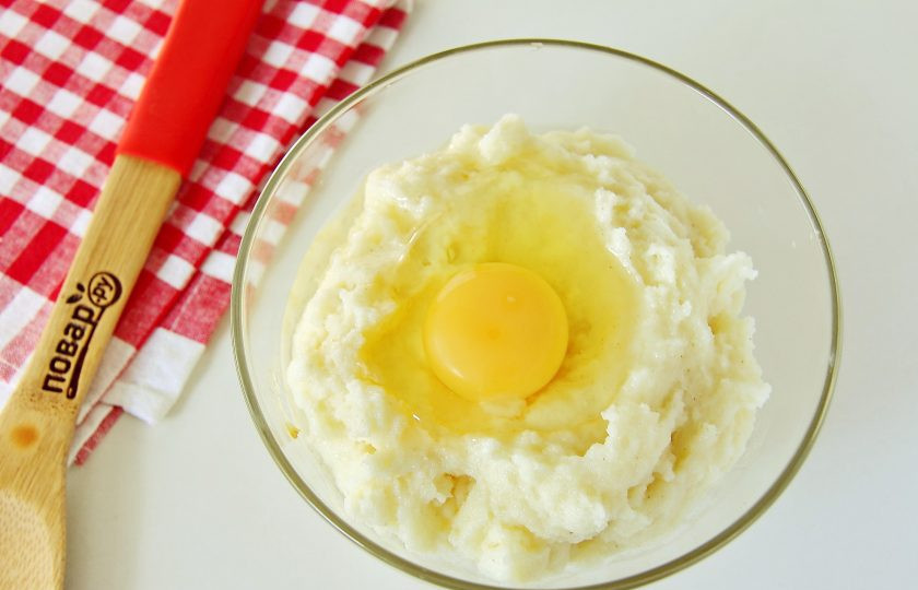 1. Этап. Манные биточки как в детском саду: Остывшую кашу переложите в миску и добавьте яйцо.