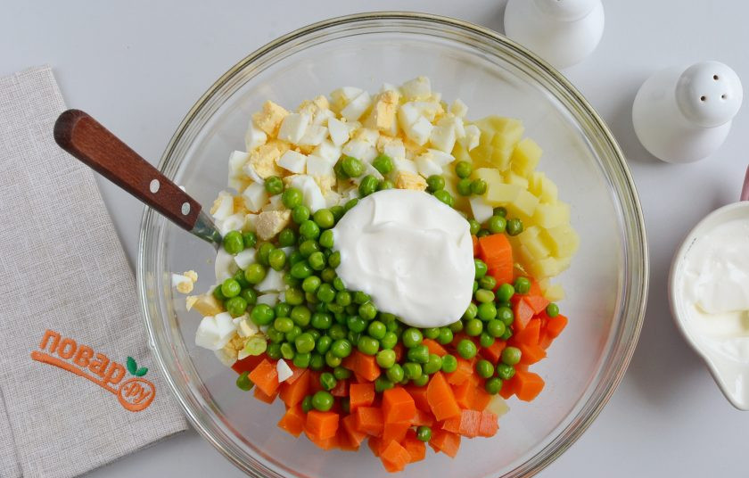1. Этап. Слоеный салат из курицы: В большом салатнике соедините картофель, морковь, яйца, зеленый горошек. Добавьте соль, перец, майонез или соус.