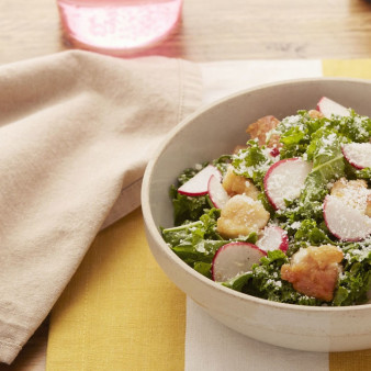 Салат с курицей и редиской