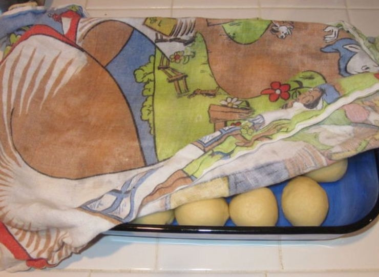 1. Этап. Пышное тесто для пирожков на молоке: Накройте форму с заготовками влажным полотенцем и оставьте еще на 15-20 минут. Тесто должно еще увеличится в полтора раза.