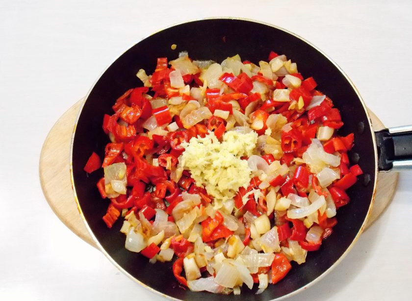 1. Этап. Паста Том Ям: Добавьте тертый имбирь, перемешайте.