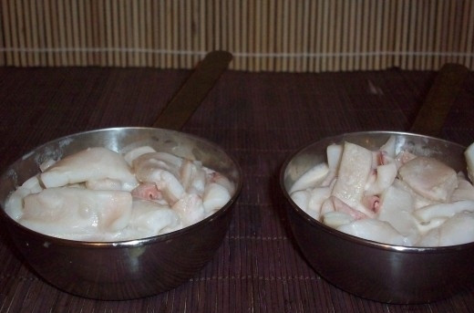 1. Этап. Жюльен из кальмаров с грибами: Выложите поверх грибов.