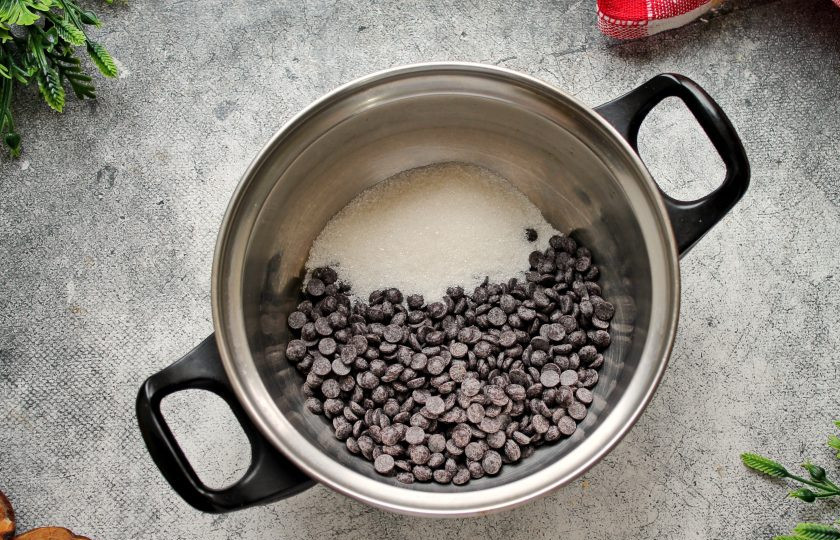 1. Этап. Кулич с шоколадной начинкой: В кастрюлю с толстым дном выложите измельченный шоколад и сахар.