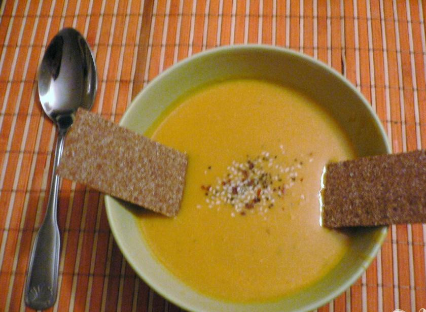 1. Этап. Тыквенный суп мускат: Разлить по емкостям суп, украсить его кунжутной посыпкой и хрустящими криспами (лучще ржаными)