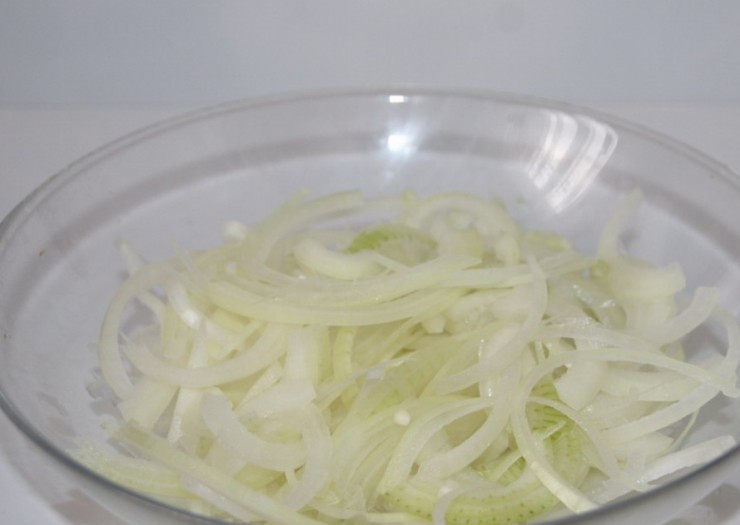 1. Этап. Запеканка из кабачков с манкой: Репчатый лук чистим и нарезаем его тонкими полукольцами.