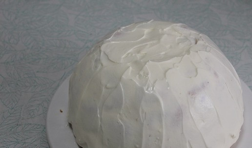 1. Этап. Торт Панчо: Нанести сметану на торт. Сливки довести до кипения, вылить на поломанный шоколад. Размешать до однородного.