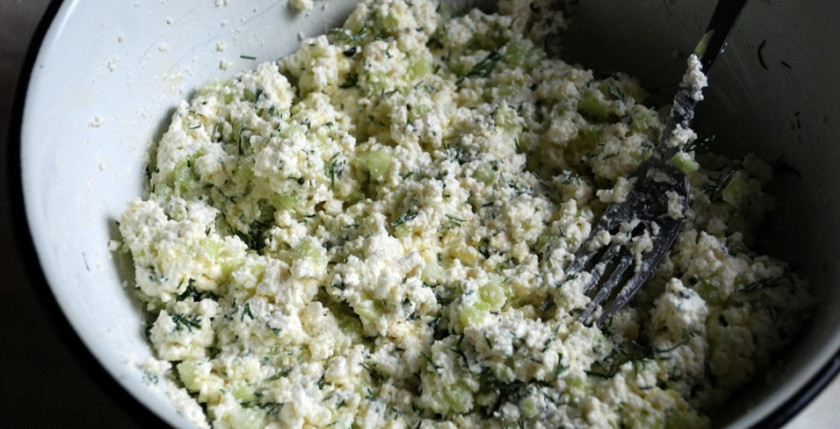 1. Этап. Рулетики из кабачков с творогом: 3. Добавим мелко рубленную зелень, огурцы, нарезанные маленькими кубиками и измельченный зеленый лук. Я это все делаю при помощи блендера.