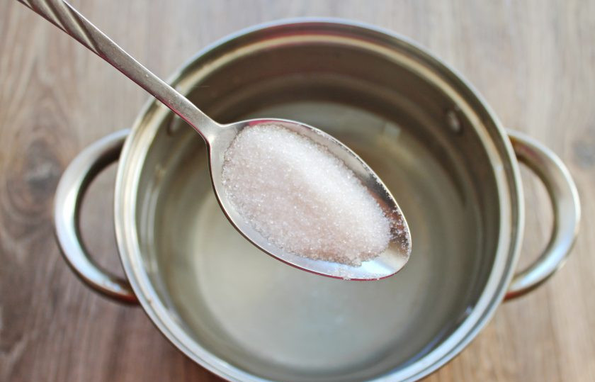 1. Этап. Моченая антоновка в домашних условиях: В кастрюлю налейте воду и всыпьте сахар, перемешайте.