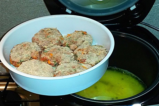 1. Этап. Говяжьи котлеты в мультиварке: 3. В чашу мультиварки всыпьте рис, добавьте воду и специи. Установите котлетки сверху.