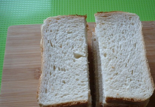 1. Этап. А-ля пицца с колбасой Индилайт: Берем ломтики тостового хлеба и разрезаем его вертикально на две части.