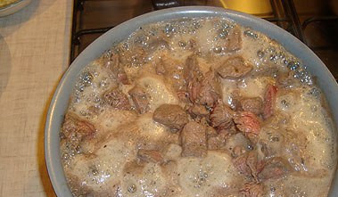 1. Этап. Тушеное мясо с грибами: 3. Отправляем на сковороду и жарим мясо, пока не выкипит вода. Добавляем соль и специи.