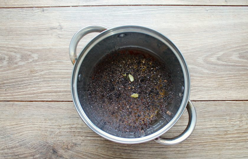 1. Этап. Бедуинский чай Карак: Доведите воду до кипения, добавьте чай и раздавленный кардамон. Доведите до кипения и варите в течение одной минуты.