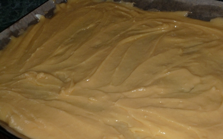 1. Этап. Карпатка: 3. Теперь разровняем массу по противню, застеленному пекарской бумагой. Запекаем полчаса при 180 градусах.