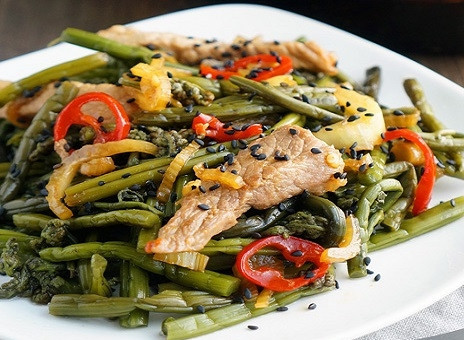 1. Этап. Папоротник с мясом: 8. Через пару минут блюдо уже готово к подаче. Дополнить сверху его можно кунжутными семенами. Очень ярко, остренько и невероятно вкусно получается.