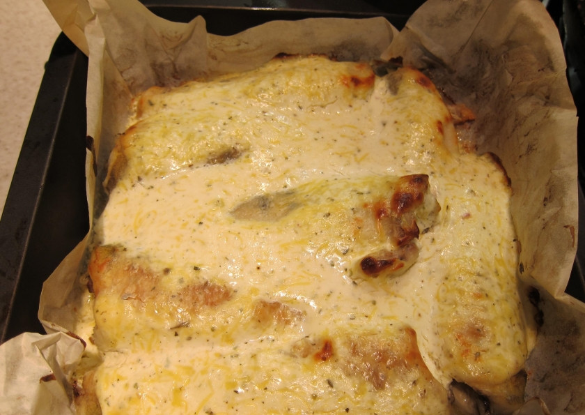 1. Этап. Судак в духовке под сметанным соусом: 9. Готового судака достаю из духовки и разрезаю на кусочки.