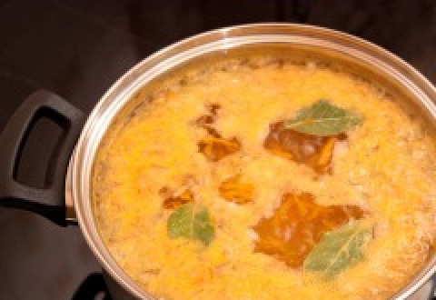 1. Этап. Суп из консервы горбуши: Добавьте лавровый лист и перец по вкусу.