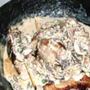 1. Этап. Мясные рулетики с ореховой начинкой: 5. Приготовим соус. Промываем и высушиваем на салфетке грибы, на четвертинки их нарезаем. Сливочное масло растапливаем в сотейнике, кладем грибы и примерно минуты 3-4 тушим. Солим, вливаем сливки, все перемешиваем, и, уменьшив огонь, накрываем крышкой. Несколько минут тушим. Выкладываем рулетики в сковороду, поливаем их грибным соусом, под крышкой минут 5-7 выдерживаем на маленьком огне.