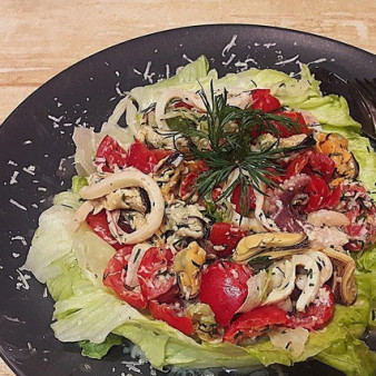 Салат с коктейлем из рассольных морепродуктов