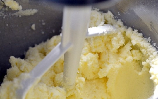 1. Этап. Сметанный корж: Разогрейте духовку до 165 градусов. Взбейте масло на средней скорости миксера до кремовой консистенции. Постепенно добавьте сахар и взбивайте, пока смесь не станет легкой и пушистой. Добавьте яйца, по одному, и взбейте массу до однородности.