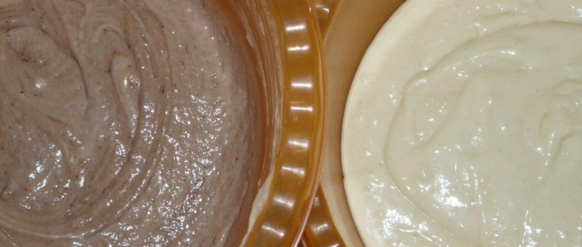 1. Этап. Тесто для сметанного торта: 1. Для начала смешаем муку и сахар, разрыхлитель и сметану. Перемешаем, добавим яйца и сгущенку. А потом разделим тесто на две части и в одну из них добавим какао. Перемешаем.