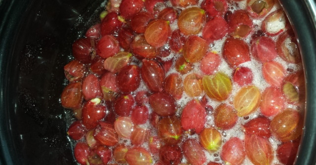 1. Этап. Царское варенье из крыжовника: В получившуюся смесь добавьте сахар. Поставьте её на огонь и варите до закипания. Затем добавьте ягоды с орехами. Перемешайте и вновь доведите смесь до кипения.